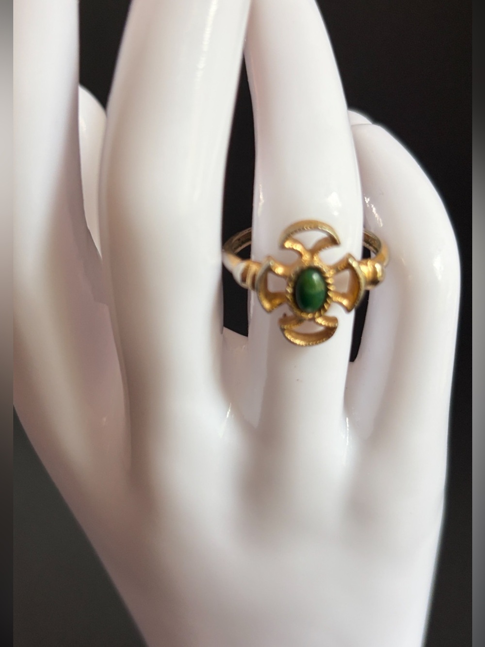Vintage Avon 1973 baroness Gold-Tone Green Stone Ring
